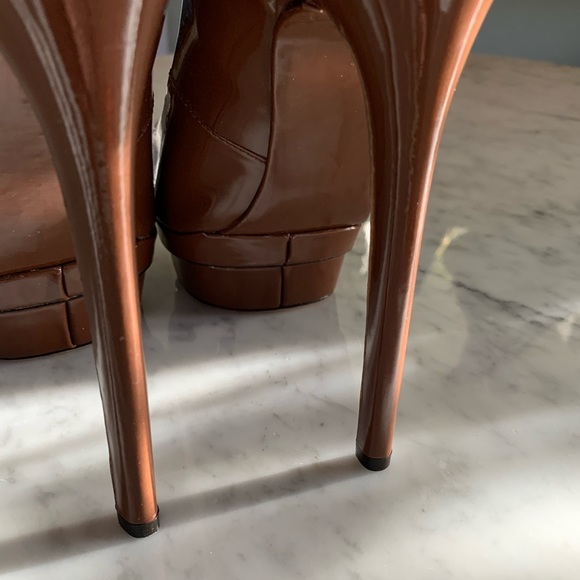 NWOB Brian Atwood mocha patent 6” heels with 2” platform size 9 - Picture 9 of 11